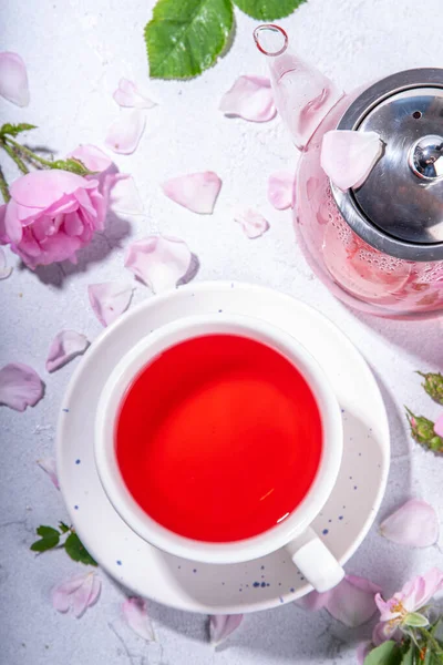 Rózsabimbó Tea Organikus Virágos Forró Tea Ital Friss Rózsa Virágokkal — Stock Fotó