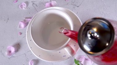 Gül tomurcukları çay, organik bitkisel çay taze gül çiçekleri, çaydanlık ve fincanda, kopyalama alanı