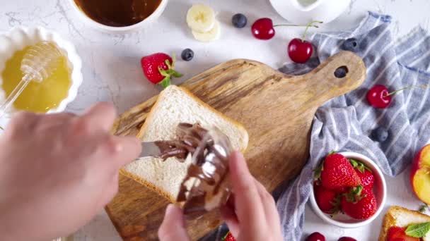 Αμερικάνικο Ευρωπαϊκό Καλοκαιρινό Πρωινό Σάντουιτς Προπόσεις Φυστικοβούτυρο Σοκολάτα Και Τυρί — Αρχείο Βίντεο