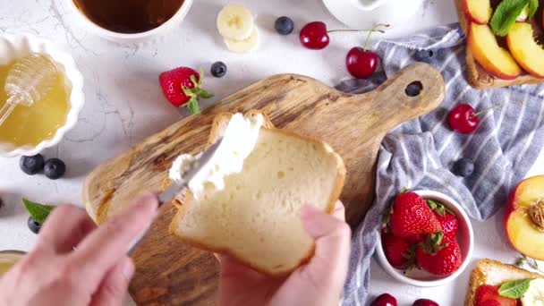 Αμερικάνικο Ευρωπαϊκό Καλοκαιρινό Πρωινό Σάντουιτς Προπόσεις Φυστικοβούτυρο Σοκολάτα Και Τυρί — Αρχείο Βίντεο
