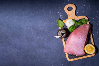 Pişirmek için baharatlı çiğ hindi göğsü fileto. Türkiye göğüs beyaz et pişirme arka plan fotokopi alanı üst görünüm