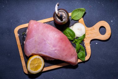 Pişirmek için baharatlı çiğ hindi göğsü fileto. Türkiye göğüs beyaz et pişirme arka plan fotokopi alanı üst görünüm