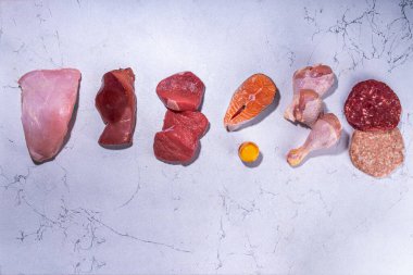 Etçil diyet geçmişi. Çeşitli vejetaryen olmayan protein kaynakları, geleneksel etobur yiyecekler - et ve balık, tavuk göğsü, domuz biftek, biftek, köfte, kalp, ciğer, pişirmek için baharatlı yumurta