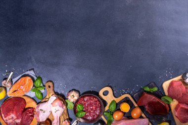 Etçil diyet geçmişi. Çeşitli vejetaryen olmayan protein kaynakları, geleneksel etobur yiyecekler - et ve balık, tavuk göğsü, domuz biftek, biftek, köfte, kalp, ciğer, pişirmek için baharatlı yumurta