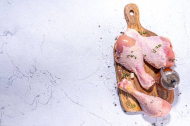 Pişirmek için baharatlı tavuk budu. Çiğ tavuk budu, beyaz et pişirme arka plan fotokopi alanı üst görünüm