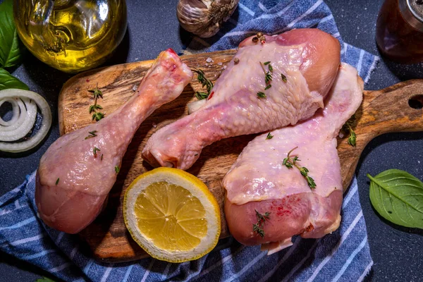 Pişirmek için baharatlı tavuk budu. Çiğ tavuk budu, beyaz et pişirme arka plan fotokopi alanı üst görünüm