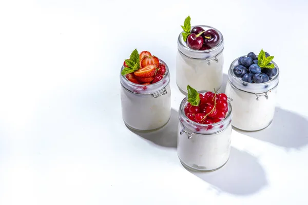 Verschiedene Joghurts Portionsgläsern Gesundes Sommerfrühstückskonzept Mit Saisonalen Erdbeeren Kirschen Blaubeeren — Stockfoto