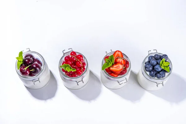 Różnorodność Jogurtów Słoikach Szklanych Porcji Koncepcja Zdrowego Letniego Śniadania Truskawkami — Zdjęcie stockowe