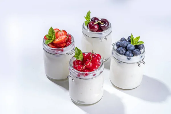 Variedade Iogurtes Frascos Vidro Porção Conceito Saudável Café Manhã Verão — Fotografia de Stock