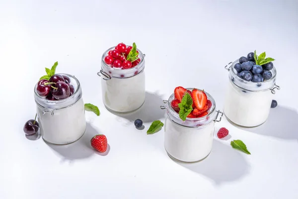 Różnorodność Jogurtów Słoikach Szklanych Porcji Koncepcja Zdrowego Letniego Śniadania Truskawkami — Zdjęcie stockowe
