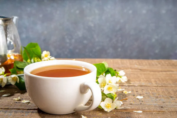 草药茉莉花茶 茉莉花茶在玻璃杯茶壶和白茶杯中 有新鲜茉莉花 — 图库照片
