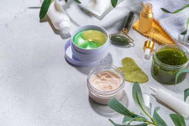 Doğa Yaşlanma Karşıtı Kozmetik, Terapi Masajı. Asya güzellik bakımı. Yeşim silindir, gua sha masaj aleti çeşitli organik serumlar, jel, bitkisel özler, spa havluları. Beyaz mermer arka planda düz alan