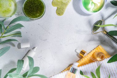 Doğa Yaşlanma Karşıtı Kozmetik, Terapi Masajı. Asya güzellik bakımı. Yeşim silindir, gua sha masaj aleti çeşitli organik serumlar, jel, bitkisel özler, spa havluları. Beyaz mermer arka planda düz alan