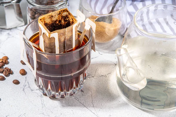 Trendy Instant Gebrouwen Druppelkoffie Koude Koffie Drip Filter Koffiezak Glazen — Stockfoto