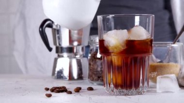 Ev yapımı buzlu latte kahve, sütlü kahve espresso, yaz aylarında soğuk, ferahlatıcı içecek konsepti