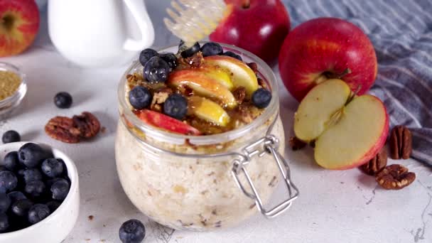 Gezonde Veganistische Dieetontbijt Snack Appeltaart Nachts Havermout Havervlokken Met Appels — Stockvideo