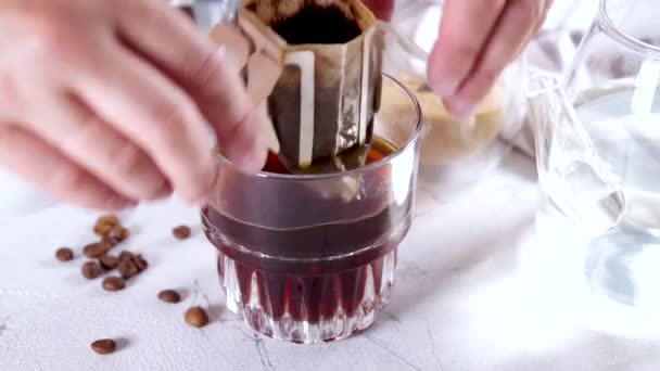 Trendy Instant Gebrouwen Druppelkoffie Koude Koffie Drip Filter Koffiezak Glazen — Stockvideo