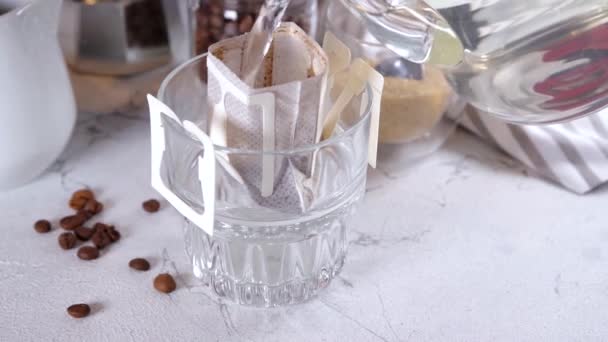 Hausgemachter Eiskaffee Mit Milch Die Eiskaffee Espresso Gegossen Wird Konzept — Stockvideo