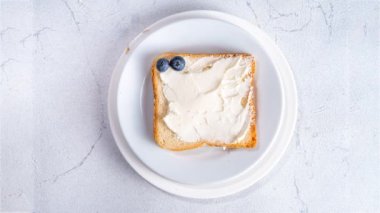 Stop-motion yemek ve yemek Amerikan bayramı bağımsızlık yemeği, tarif fikri 4 Temmuz kahvaltısı veya atıştırmalık - tost ekmeği, krem peynir, böğürtlen, çilek