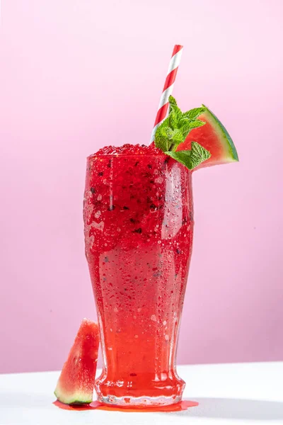 清凉的夏季饮料西瓜泥 冰格拉纳甜点饮料 碎西瓜冰在流行的高色彩粉红背景复制空间 — 图库照片