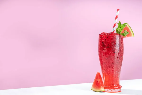 清凉的夏季饮料西瓜泥 冰格拉纳甜点饮料 碎西瓜冰在流行的高色彩粉红背景复制空间 — 图库照片