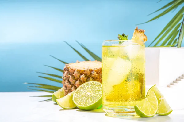 Tropisches Kaltes Sommergetränk Mit Crushed Ice Limette Und Minze Süße — Stockfoto