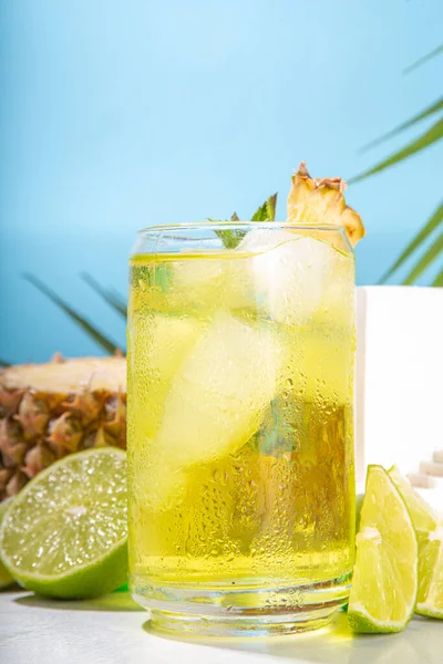 Bebida Tropical Fria Verão Com Gelo Picado Limão Hortelã Espaço — Fotografia de Stock