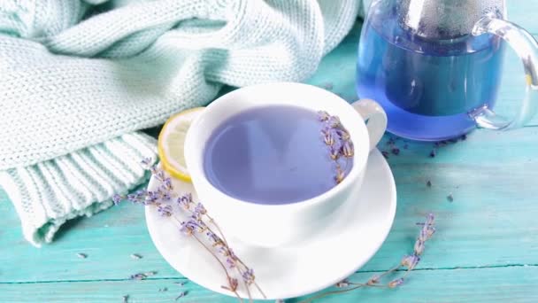 Kopje Aromatische Lavendelthee Met Een Stapel Lavandula Bloemen Citroen Honing — Stockvideo