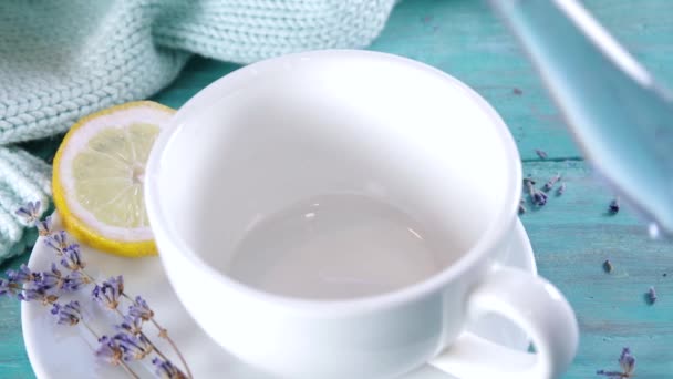 Kopje Aromatische Lavendelthee Met Een Stapel Lavandula Bloemen Citroen Honing — Stockvideo