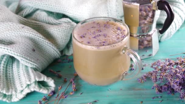 Kopje Cappuccino Raf Koffie Met Lavendelsiroop Aromatische Lavandula Doordrenkt Latte — Stockvideo