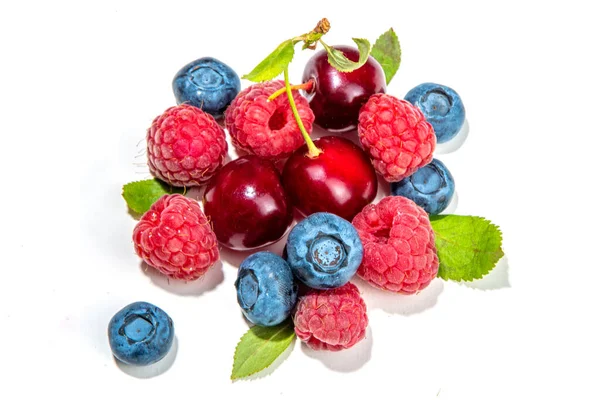 Mezcla Arándanos Aislados Moras Frambuesas Cerezas Menta Conjunto Bayas Frescas —  Fotos de Stock