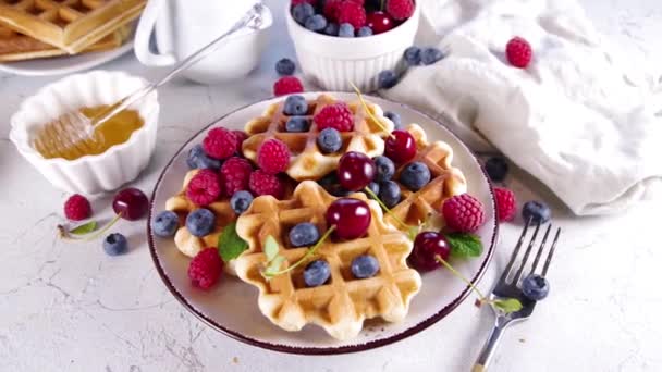 Sweet Waffles Berry Homemade Summer Breakfast Belgian Waffles Raspberries Blueberries — 图库视频影像