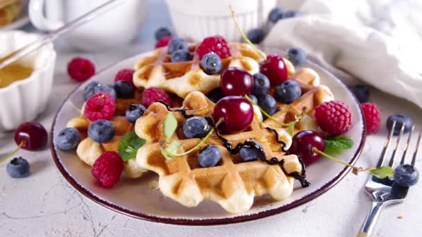 Sweet Waffles Berry Homemade Summer Breakfast Belgian Waffles Raspberries Blueberries — Stok Video