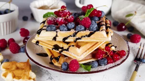 Süße Waffeln Mit Beeren Hausgemachte Belgische Waffeln Mit Himbeeren Blaubeeren — Stockvideo