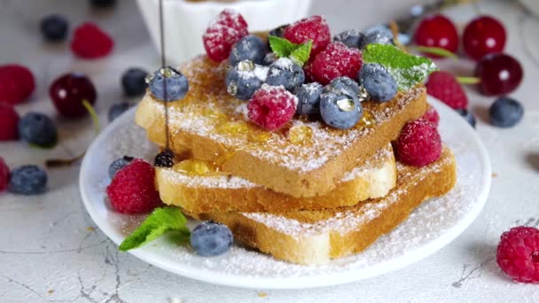 Summer Breakfast French Toast Baked Toasts Berries Blueberries Strawberries Honey — Wideo stockowe