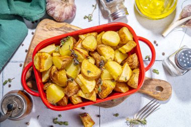 Kızarmış ya da fırında patates dilimleri ve tava kopyalama alanındaki baharatlar.