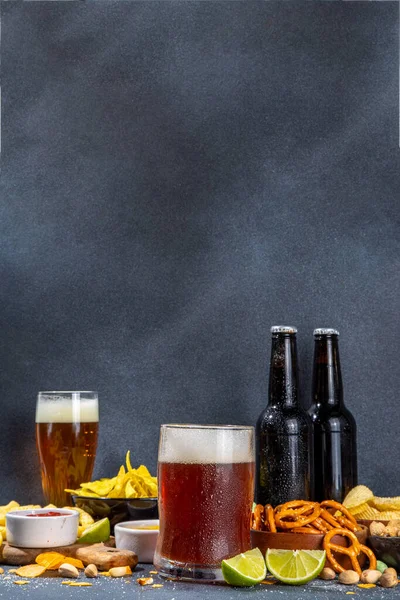 Cerveza Con Varios Aperitivos Salados Fondo Mesa Negro Con Aperitivos —  Fotos de Stock