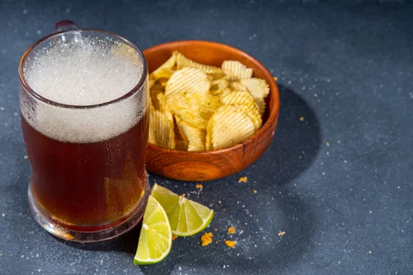 Bier Mit Verschiedenen Gesalzenen Snacks Set Schwarzer Tischhintergrund Mit Traditionellen — Stockfoto