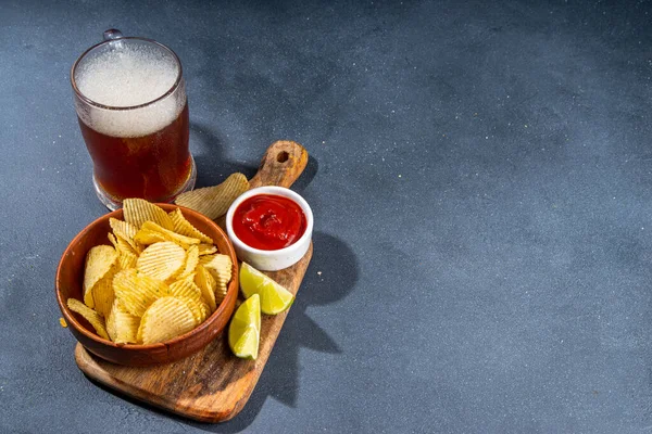 맥주에는 세트가 전통적 감자칩 소금에 끈끈이 소스등으로 이루어진 테이블 — 스톡 사진