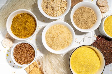 Tam tahıllı glütensiz mısır gevreği. Çeşitli glüten olmayan tahıllar: pirinç, karabuğday, mısır Groats, kinoa, darı, yulaf, karabuğday, bulgur, yulaf lapası, arpa, beyaz arkaplan kopyalama alanı