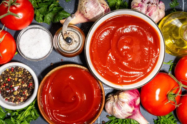 Hemlagad Ketchup Sås Två Skål Med Tomat Ketchup Röd Sås — Stockfoto