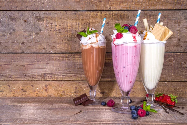 Summer Refreshing Drinks Milkshakes Crazy Shakes Ice Cream Berries Vanilla — Stok fotoğraf