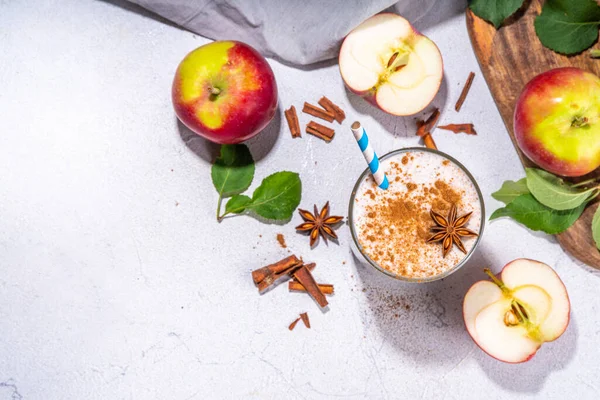 Apfelkuchen Smoothie Mit Joghurt Apfelscheiben Haferflocken Zimt Gewürzen Und Walnüssen — Stockfoto