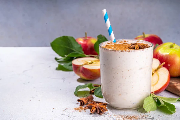 Apple Pie Smoothie Yogurt Apple Slices Oatmeal Granola Flakes Cinnamon —  Fotos de Stock