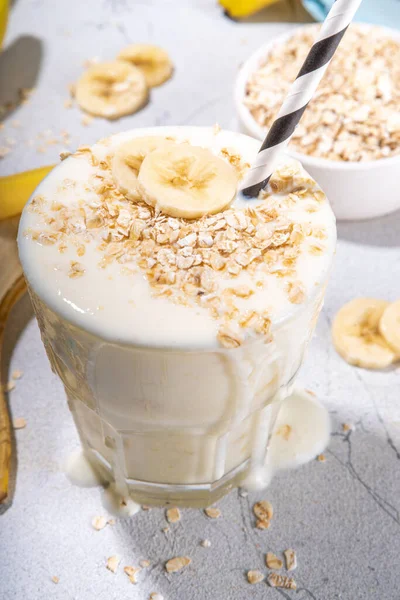 Vegan Banana Drink Healthy Diet Snack Banana Oatmeal Smoothie Glass - Stock-foto