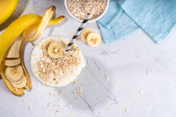 Vegan Banana Drink Healthy Diet Snack Banana Oatmeal Smoothie Glass — Stok Foto