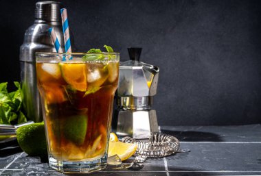 Lavazza mojito mocktail. Koyu siyah espresso, mojito kokteyli, limon, nane yaprağı ve arka planda fotokopi temposunda buzlu içecek.