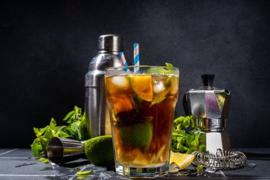 Lavazza mojito mocktail. Koyu siyah espresso, mojito kokteyli, limon, nane yaprağı ve arka planda fotokopi temposunda buzlu içecek.