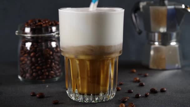 Fazendo Café Frio Frappe Bebida Frappuccino Com Chantilly Xarope Caramelo — Vídeo de Stock