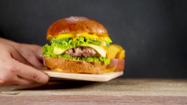 Leckere Hausgemachte Burger Set Von Leckeren Cheeseburger Rindfleisch Schinken Burger — Stockvideo